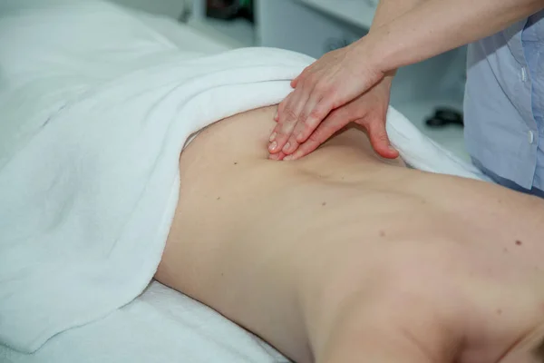Massaggio Alla Schiena Professionale Una Ragazza Salone Massaggio — Foto Stock