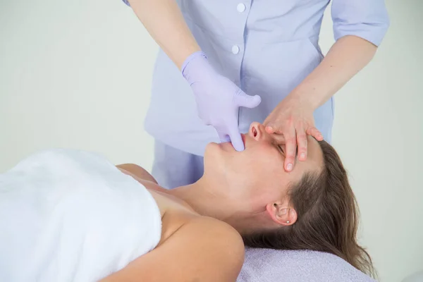 Massaggio Buccale Interno Professionale Del Viso Della Ragazza — Foto Stock