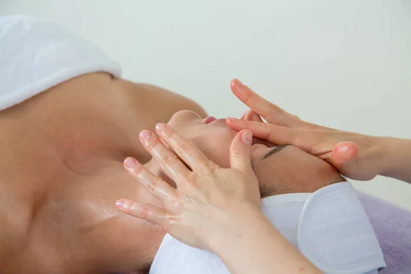 Una Ragazza Medico Abito Color Lavanda Esegue Massaggio Molto Bello — Foto Stock