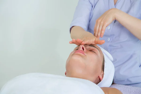 Una Ragazza Medico Abito Color Lavanda Esegue Massaggio Molto Bello — Foto Stock