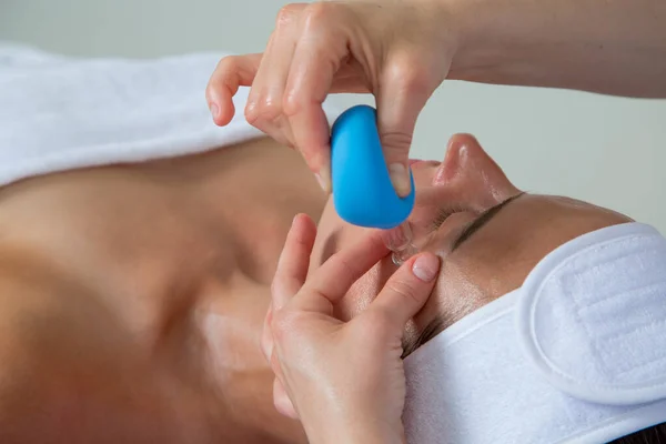 Massaggio Professionale Sottovuoto Del Viso Della Ragazza — Foto Stock