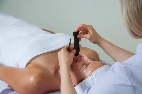 Massaggio Professionale Del Viso Della Ragazza Con Raschietti Guasha — Foto Stock