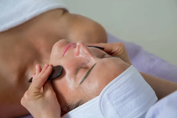 Professionele Massage Van Het Gezicht Van Het Meisje Met Guasha — Stockfoto