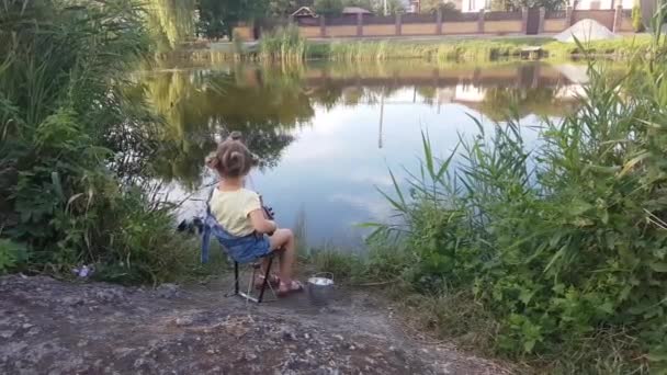 Fyraårig Flicka Fiskar Floden Svart Och Vit Katt Hjälper Henne — Stockvideo
