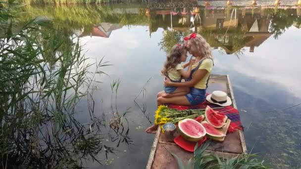 Mama Córeczka Ubrane Jeansowe Szorty Szelkami Czerwonymi Motylami Głowach Siedzą — Wideo stockowe