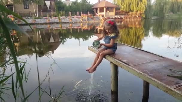 Een Vier Jaar Oud Meisje Speelt Een Visplatform Rivier Giet — Stockvideo