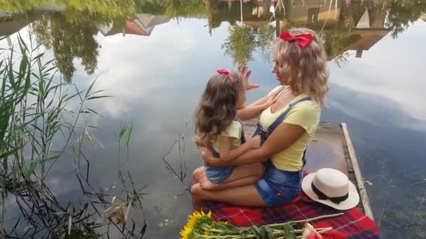 Maman Petite Fille Vêtues Shorts Denim Avec Des Bretelles Avec — Video