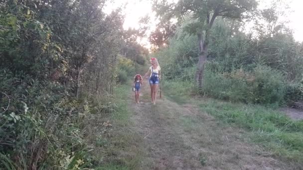 Mutter Und Tochter Kehren Bei Sonnenuntergang Barfuß Vom Angeln Zurück — Stockvideo