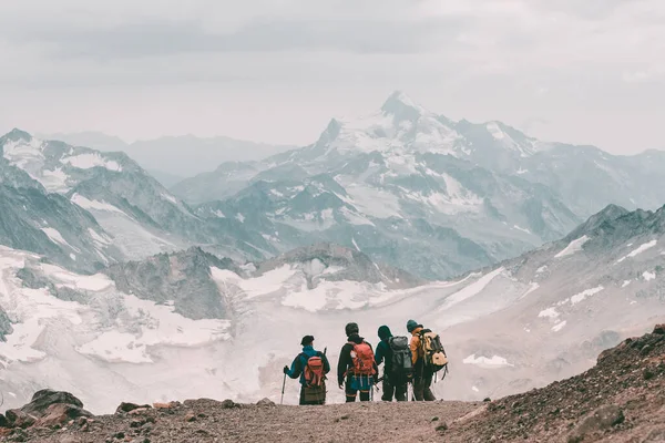 Extrémní Rekreace Horská Turistika Skupina Turistů Horské Stezce Obzorem Pozadí — Stock fotografie