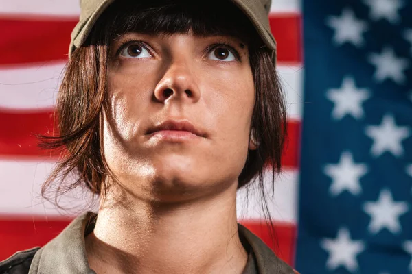 Amerikai Ünnepség Közelkép Egy Női Katonáról Amerikai Zászló Hátterében — Stock Fotó