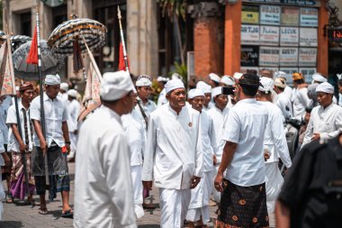 Galungan Tatili. Beyaz elbiseli bir tören alayı. Bali Adası, Endonezya. Kapatın. 26.12.2018.