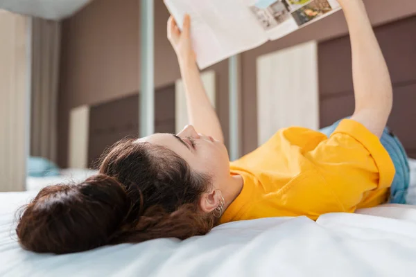 Lezen Onderwijs Een Vrouw Leest Een Tijdschrift Liggend Het Bed — Stockfoto