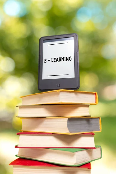 Learning Lectura Lector Libros Electrónicos Está Parte Superior Pila Libros — Foto de Stock