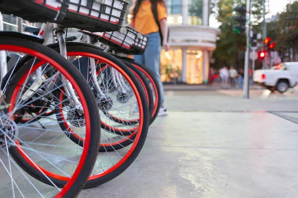 Ike Alquiler Calle Una Fila Bicicletas Estacionadas Una Vista Desde —  Fotos de Stock