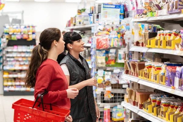 Consultor Ventas Supermercado Ayuda Cliente Con Selección Productos Vista Lateral —  Fotos de Stock