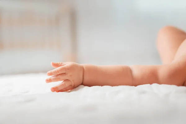 Hand Baby Lying White Bed Close Arm Copy Space Concept — Stock Photo, Image