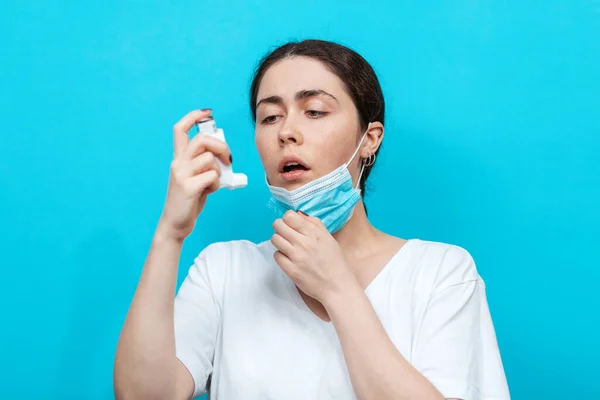 Asthme Portrait Jeune Femme Prend Masque Médical Pour Faire Inhalation — Photo