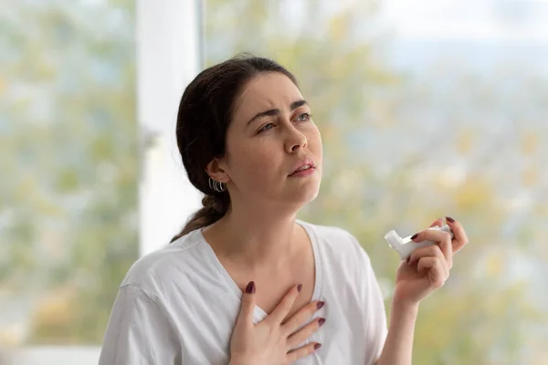 Asma Alérgica Retrato Uma Mulher Segurando Inalador Com Remédio Mão — Fotografia de Stock