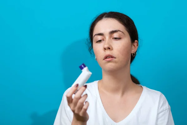 Bronchiální Astma Portrét Mladé Ženy Držící Inhalátor Modré Pozadí Kopírovat — Stock fotografie
