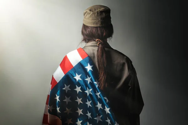 老兵日 阵亡将士纪念日 独立日 一名女兵肩膀上挂着一面灰色背景的美国国旗 — 图库照片