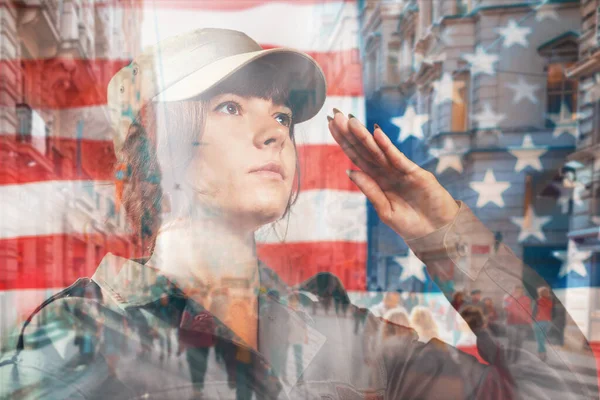 美国的国定假日 在美国国旗的背景下 一个女兵的画像在向她致敬 侧视图 加倍暴露 — 图库照片