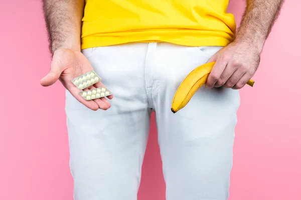 Impotentie Concept Een Man Een Witte Jeans Met Pillen Een — Stockfoto