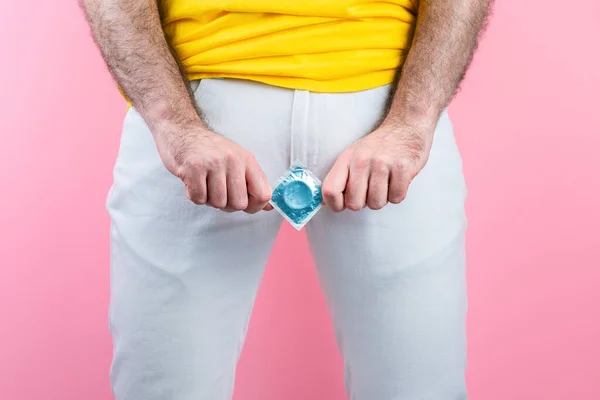Een Man Witte Jeans Benen Gespreid Houdt Een Condoom Het — Stockfoto