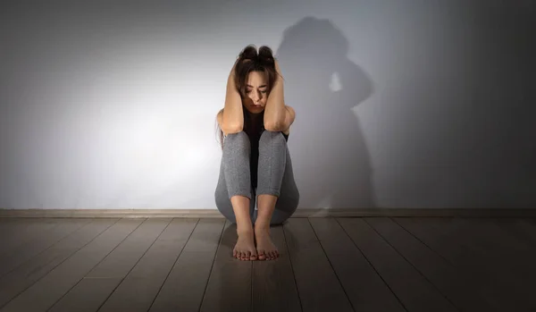 Stress Problemi Psicologici Una Giovane Adolescente Seduta Sul Pavimento Una — Foto Stock