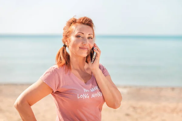 Telefonla Arayan Güzel Bir Kadının Portresi Arka Planda Deniz Kumlu — Stok fotoğraf