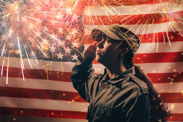 悼念日一名身着制服的女兵拿着烟花在美国国旗的背景下致敬 侧视图 美国国定假日和爱国主义的概念 — 图库照片