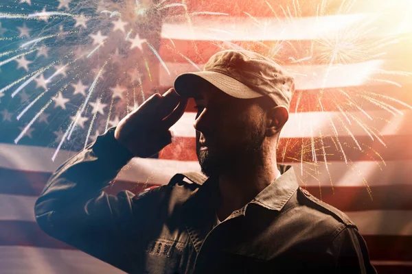 悼念日一个身穿制服的士兵拿着烟花在美国国旗的后面向他们致意 美国国定假日和爱国主义的概念 — 图库照片