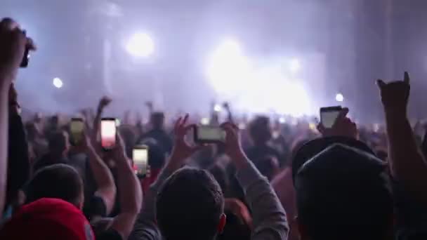 Mensen Een Muziekconcert Nemen Prestaties Van Band Met Hun Smartphones — Stockvideo