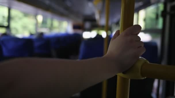 Die Hand Des Fahrgastes Hält Das Geländer Bus Aus Nächster — Stockvideo