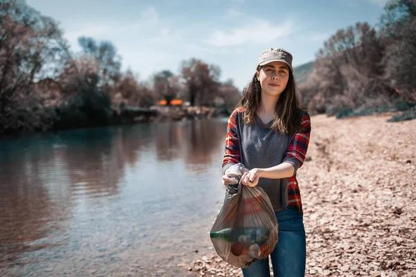 Una Joven Voluntaria Ata Una Bolsa Basura Junto Río Concepto — Foto de Stock
