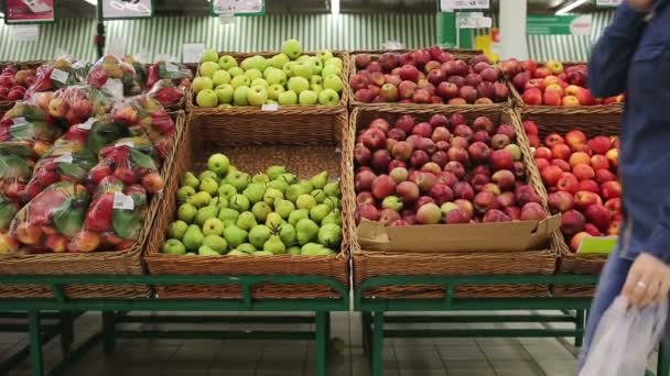 Winkelen Supermarkt Een Jonge Vrouw Kiest Appels Fruitplanken Van Winkel — Stockvideo