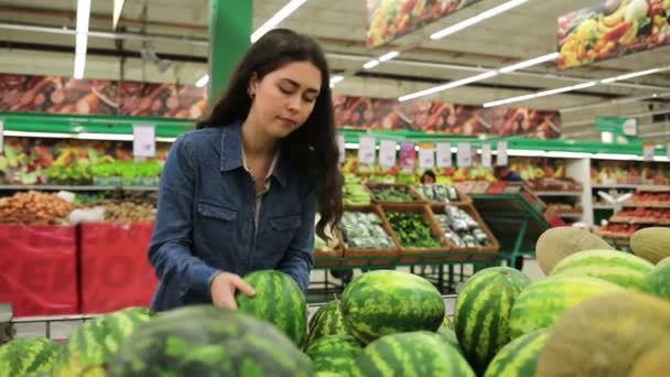 Compras Supermercado Jovem Bela Mulher Escolhe Melancia Nas Prateleiras Loja — Vídeo de Stock
