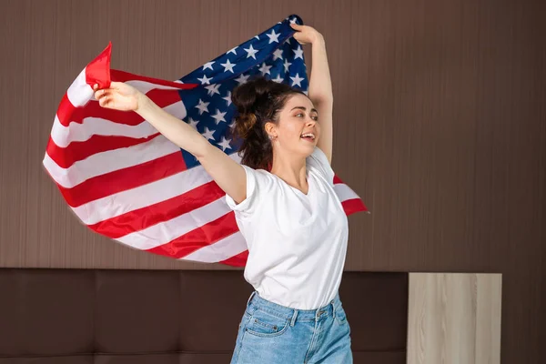 一个年轻快乐女人的画像挥动着美国国旗 美国国定假日和爱国主义的概念 — 图库照片