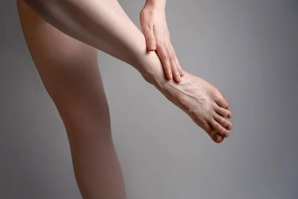 Una Giovane Donna Tiene Mani Piede Stanchezza Pesantezza Alle Gambe — Foto Stock