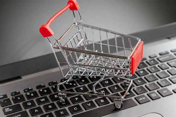 Teclado Del Ordenador Portátil Con Carrito Compras Juguete Pie Sobre — Foto de Stock