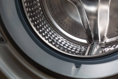 Temiz, parlak çamaşır makinesi davul yakın planının bir parçası. Aletleri ölçekten temizleme kavramı. Ev..