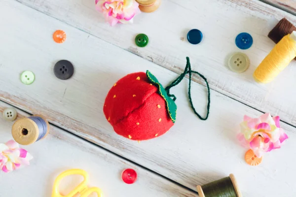 Morango Vermelho Brinquedo Uma Corda Feito Mão Passatempo Secretária Branca — Fotografia de Stock