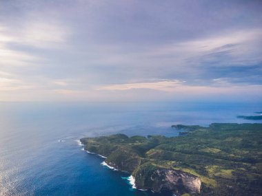 Dağları ve tepeden manzarası olan güzel bir deniz manzarası.