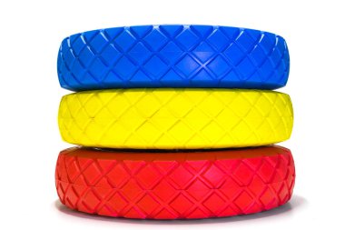 Bahçe arabaları için çok renkli tekerlekler, izole edilmiş.
