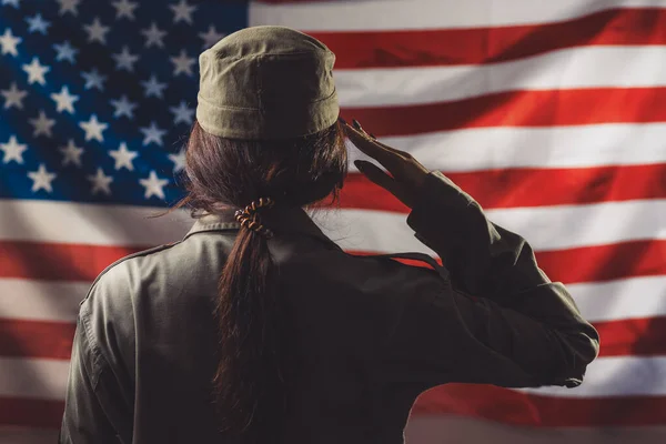 老兵日 阵亡将士纪念日 独立日 一名女兵在美国国旗的衬托下致敬 后视镜美国国定假日和爱国主义的概念 — 图库照片