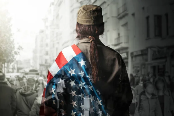 Veteránok Napja Emléknap Amerikai Zászló Függetlenségének Napja Egy Női Katona — Stock Fotó