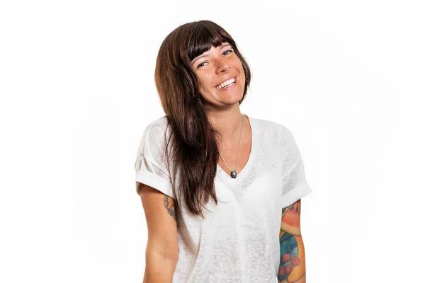 ピアスと入れ墨で幸せな笑顔の女性のクローズアップ肖像画 白地だ コピースペース 広告と感情の概念 — ストック写真