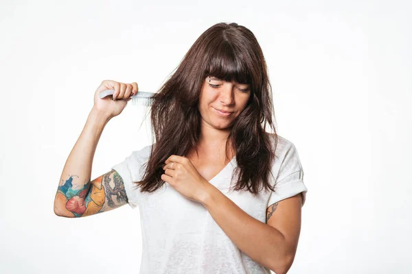 Tatuoitu Nainen Kampaa Hiuksensa Repii Irti Valkoinen Tausta Kopioi Tilaa — kuvapankkivalokuva