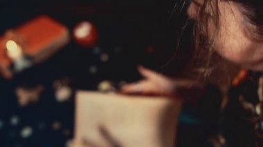Kehanet ve sihir. Bir falcı büyü kitabına göz gezdirir. Kameranın tepeden tırnağa hareket ettirilmesi, yüzler, kitaplar, tarot kartları ve rünlerle masaya taşınması.