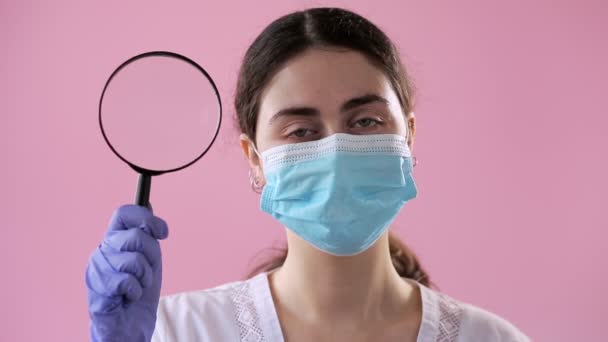 Portrét Mladé Doktorky Lékařských Rukavicích Masce Držící Lupu Pravidelně Dívající — Stock video