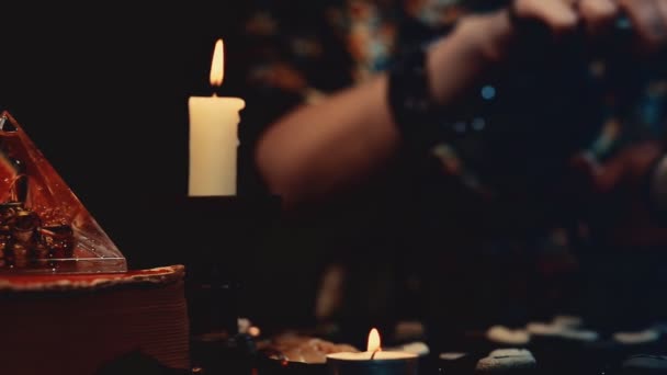 Adivinho Lança Feitiço Sobre Runas Com Ajuda Amuleto Close Mãos — Vídeo de Stock